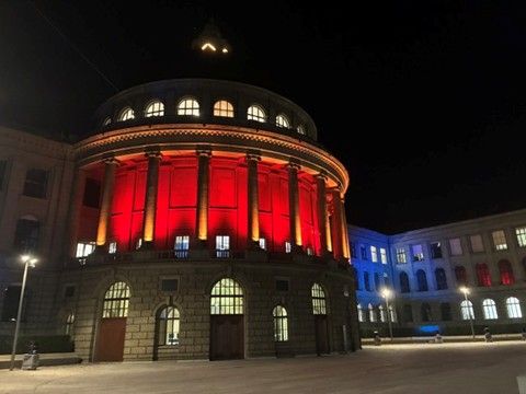 Zürich bei Nacht — Universitätsgebäude in roter Beleuchtung